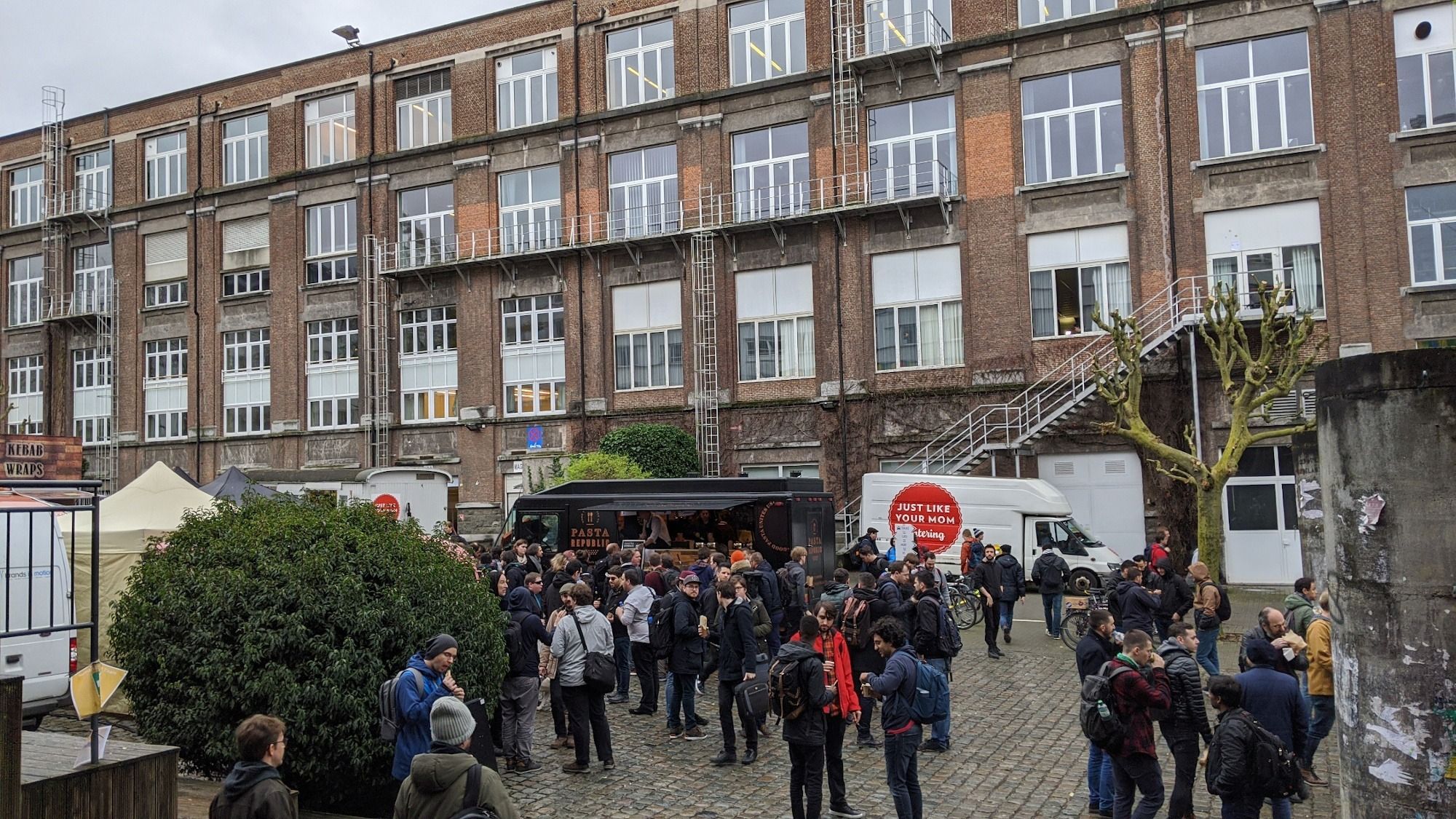 FOSDEM'20 - Outside area shot #1